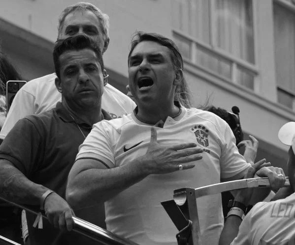 pedrorousseff's tweet photo. 🚨ABSURDO! Flávio Bolsonaro PROTAGONIZOU companha eleitoral ANTECIPADA na avenida paulista. O rachador AFIRMOU que SUBIRÁ A RAMPA do palácio do planalto! 

ALÔ, TSE: FLÁVIO SUBIRÁ A RAMPA DA PAPUDA!! 😂👍 https://t.co/8tgLu6xYd1