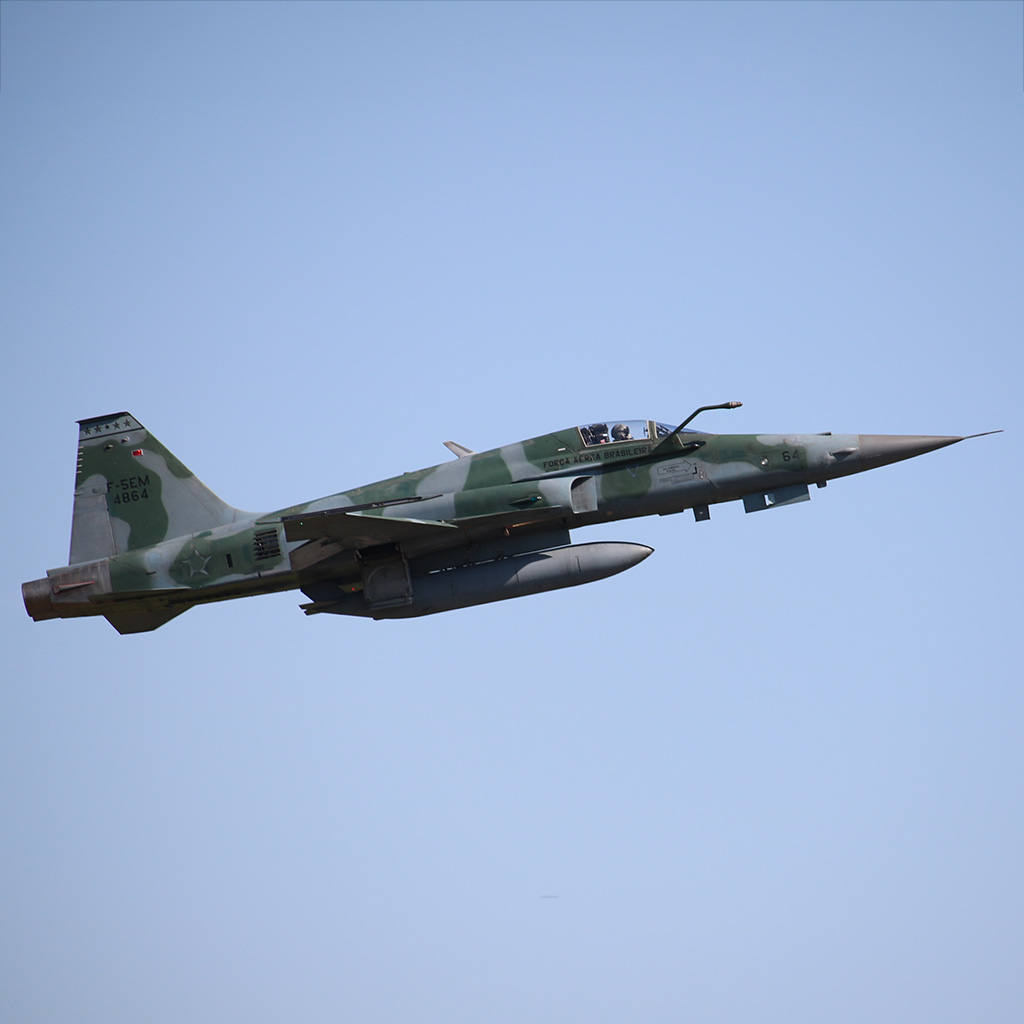 sentandoapua's tweet photo. Caça Northrop F-5EM Tiger II (FAB 4864) decolando para participar da cerimônia alusiva ao Dia da Aviação de Caça, BASC, 22 ABR 2022
#SentaAPúa #F5EM #FAB #AviaçãoDeCaça #BASC #ForçaAéreaBrasileira #1GAVCA #Militarismo #TigerII #NostalgiaAérea #AviaçãoNacional https://t.co/V2260yuWmD