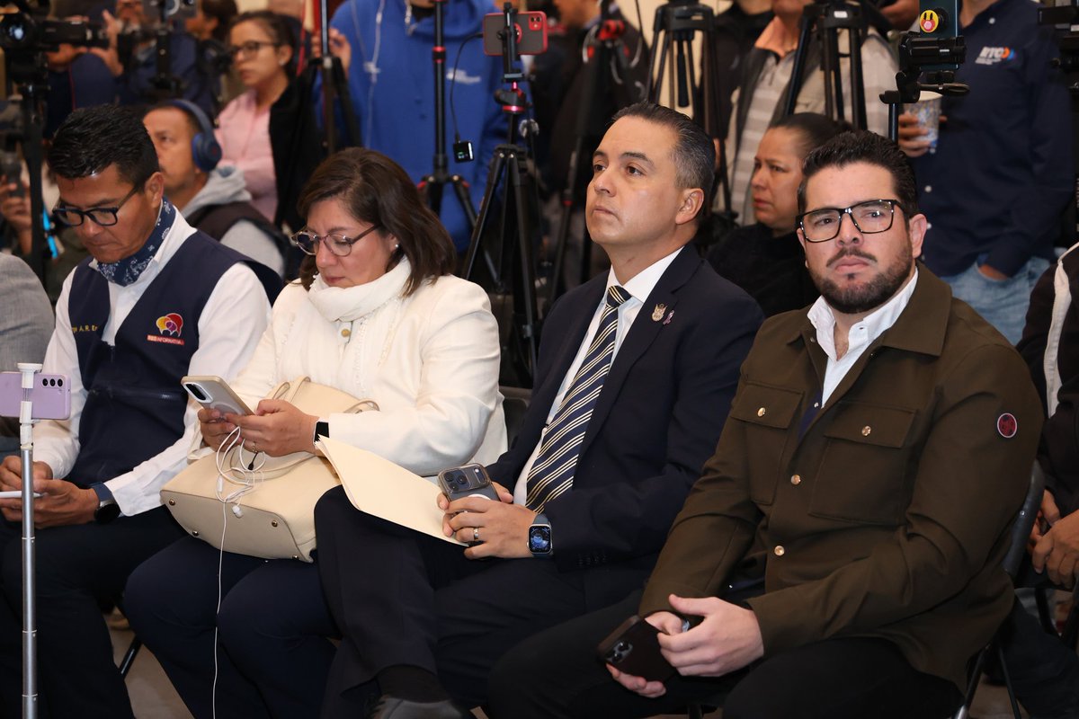 SEGOB_Queretaro's tweet photo. El secretario de Gobierno, @Eric_gudino acompañó al gobernador @makugo  y a la titular de la Secretaría de las Mujeres del Estado de Querétaro, Sonia Rocha Acosta a un ejercicio más de #ContigoInformamos.

Ahí, el mandatario estatal afirmó que "la política para las mujeres es una prioridad de Estado".
#AquíContigo