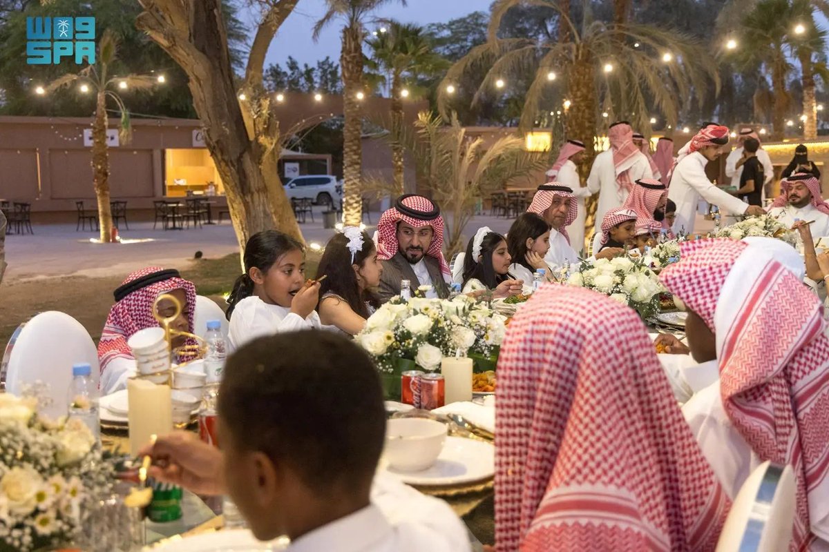 SPAregions's tweet photo. محافظ الخرج يشارك أبناء جمعية "إنسان" مأدبة الإفطار الرمضانية.
https://t.co/Y2ZUHjhYoC
#واس https://t.co/rE9ZsCdcXO