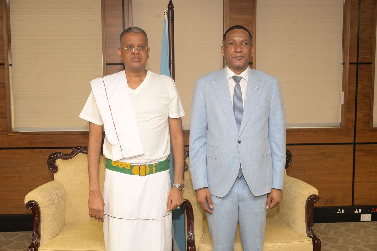 sntvnews1's tweet photo. Ambassador @amb_msheikh submitted his credentials as non-resident Ambassador to #Botswana’s President Duma Gideon Boko, becoming Somalia’s first ambassador to #Botswana. https://t.co/DmowcG7GZe