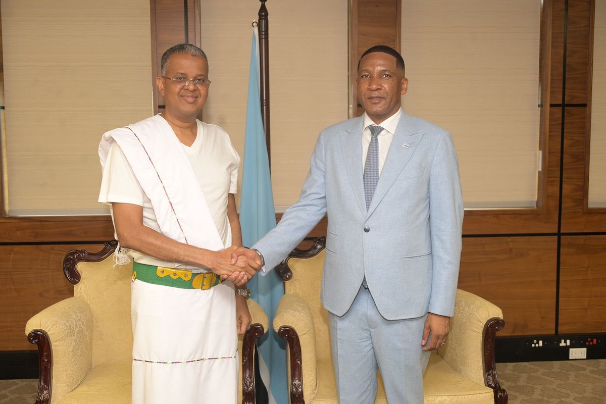sntvnews1's tweet photo. Ambassador @amb_msheikh submitted his credentials as non-resident Ambassador to #Botswana’s President Duma Gideon Boko, becoming Somalia’s first ambassador to #Botswana. https://t.co/DmowcG7GZe