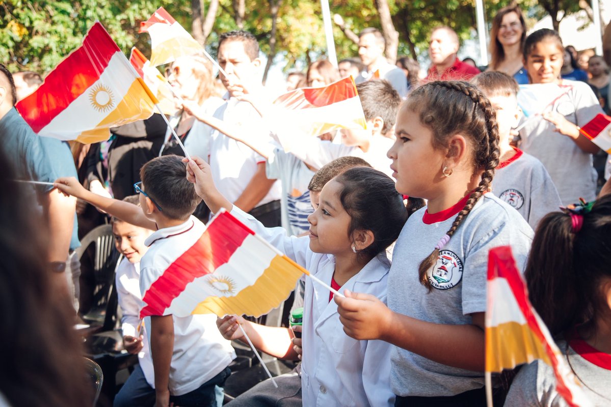 Cada comienzo se vive en los abrazos, en las mochilas cargadas de sueños y en la emoción de volver a encontrarnos. ✨📚

Junto a la comunidad de barrio Comercial, celebramos el regreso a clases en la Escuela Municipal Azor Grimaut. 🙌🏽🏫

Gracias al equipo docente, que con amor y