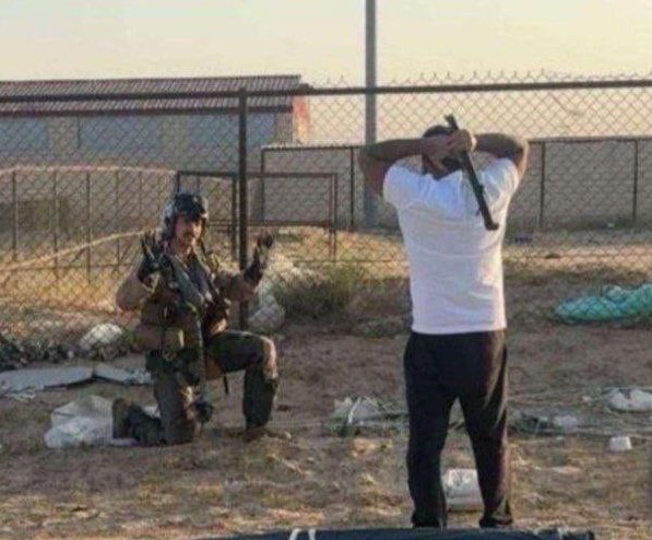 MustafaKurdas's tweet image. ABD ÖNCE SOPAYLA DİZ ÇÖKTÜRÜLDÜ...

SONRA DA ARABANIN BAGAJINA TIKILDI.  

🔻🔻🔻
Kuveyt'te düşürülen ABD'nin F-15 uçağından paraşütle inip kurtulan pilotlardan birisi, elinde sopa bulunan bir kişi tarafından diz çöktürüldü.. 

Daha sonra da bir arabanın bagajına tıkıldığı