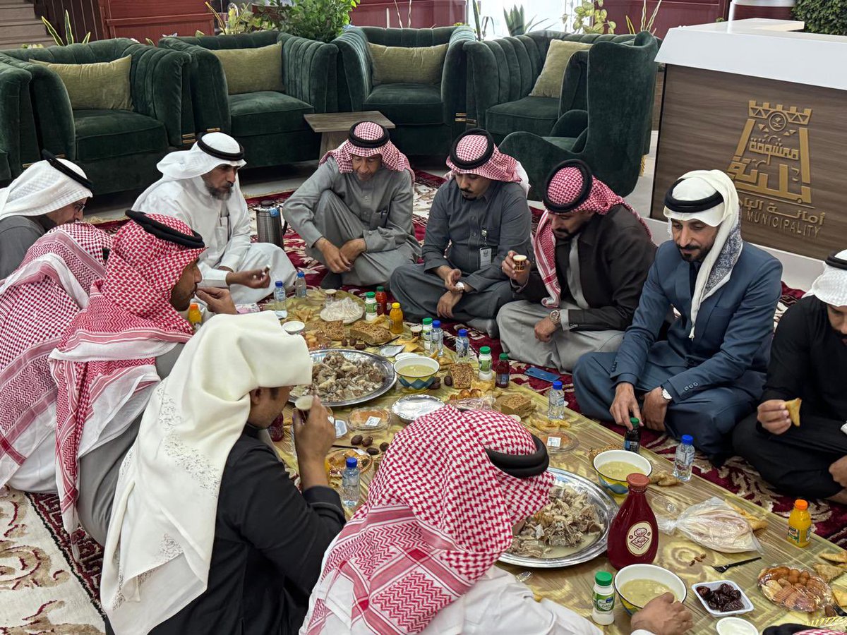 MaeshuqMunicipa's tweet photo. بحضور رئيس مركز معشوقة ورئيس مركز بيدة، ورئيس بلدية معشوقة، ومدير فرع وزارة البيئة والمياه والزراعة، ومدير القطاع الصحي بالقرى، وممثلي الجهات الأمنية و الجمعيات الخيرية وعدد من الإعلاميين بالمنطقة نفذت بلدية معشوقة مبادرة الإفطار الجماعي بمشاركة الفرق الميدانية، في أجواءٍ أخوية تجسّد روح التعاون والتقدير لجهود العاملين. 

#بلدية_معشوقة
#امانه_منطقة_الباحة