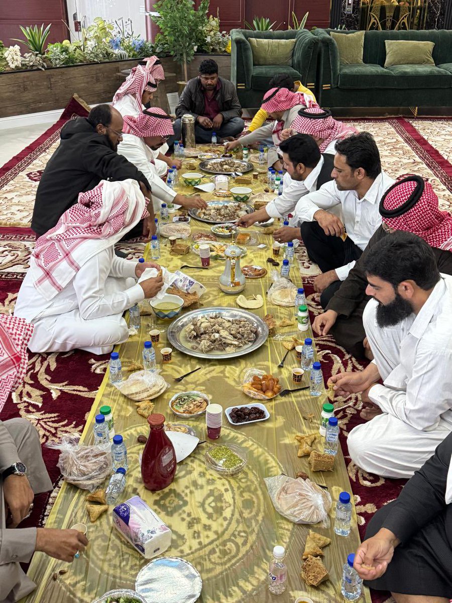 MaeshuqMunicipa's tweet photo. بحضور رئيس مركز معشوقة ورئيس مركز بيدة، ورئيس بلدية معشوقة، ومدير فرع وزارة البيئة والمياه والزراعة، ومدير القطاع الصحي بالقرى، وممثلي الجهات الأمنية و الجمعيات الخيرية وعدد من الإعلاميين بالمنطقة نفذت بلدية معشوقة مبادرة الإفطار الجماعي بمشاركة الفرق الميدانية، في أجواءٍ أخوية تجسّد روح التعاون والتقدير لجهود العاملين. 

#بلدية_معشوقة
#امانه_منطقة_الباحة