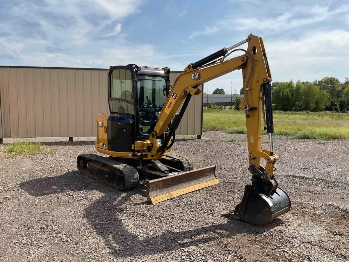 machinerytrader's tweet image. 🚧2024 CATERPILLAR 303.5CR Mini Excavator For SALE!🌟

⏱️ 877 hours
💪 Compact, versatile, jobsite-ready

View the excavator here ➡️ ow.ly/PGiW50YlWKg

#Caterpillar #MachineryTrader #Excavators #MiniExcavators