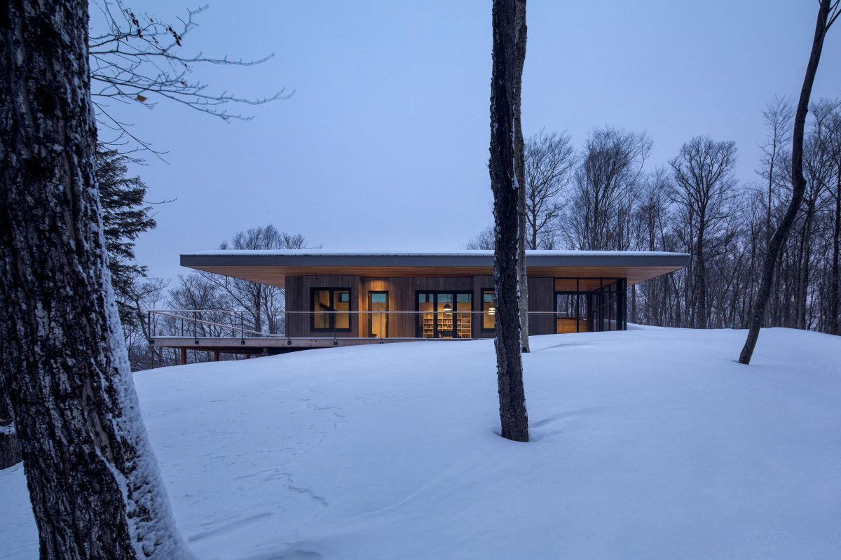 Archello's tweet photo. RobitailleCurtis, Inc. situates Laurentian Forest House within the hillside, using a high-performance envelope with R-63 roof and R-47 walls, triple glazing, and minimized thermal bridging.
https://t.co/MuoR1ScdHg
#HighPerformanceEnvelope #PassiveDesign #WoodAndConcrete https://t.co/bSP0OtrNiI
