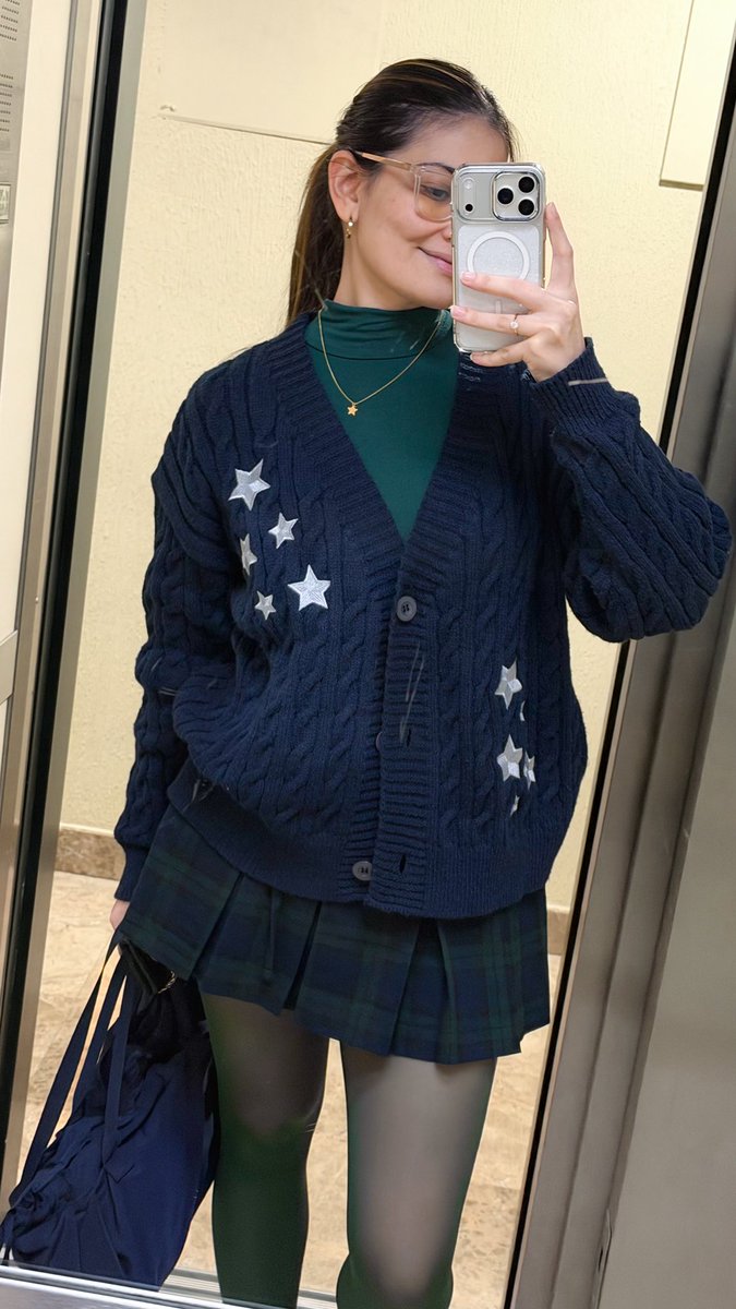 Saricientta's tweet photo. Another day, another merch outfit
Midnights cardigan and lots of green for today 💙🍀
#Swiftie #MerchOutfit #OOTD #ootdStyle #TSMerch @taylornation13 https://t.co/doTggKXgBd