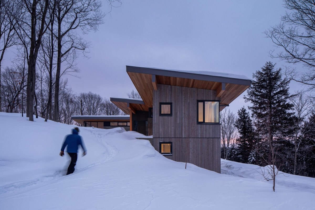 Archello's tweet photo. RobitailleCurtis, Inc. situates Laurentian Forest House within the hillside, using a high-performance envelope with R-63 roof and R-47 walls, triple glazing, and minimized thermal bridging.
https://t.co/MuoR1ScdHg
#HighPerformanceEnvelope #PassiveDesign #WoodAndConcrete https://t.co/bSP0OtrNiI