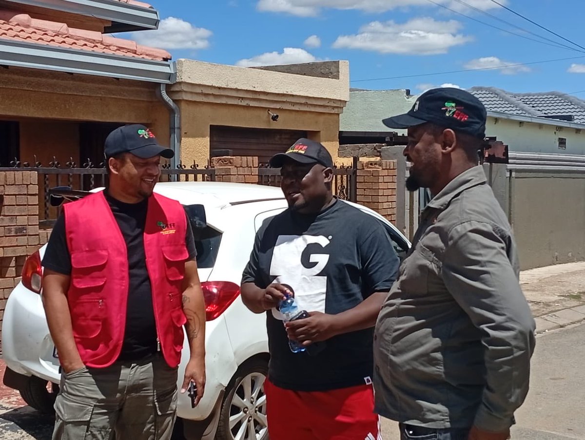EFFJHB_B's tweet photo. EFF Subregion B &amp; D visited the Mnisi family on 25 Feb. Manqoba's mother described finding her son's body with serious head injuries &amp; injuries to the neck/jaw—as if strangled by an object. This contradicts the school's version. https://t.co/mTcOVbMAgd