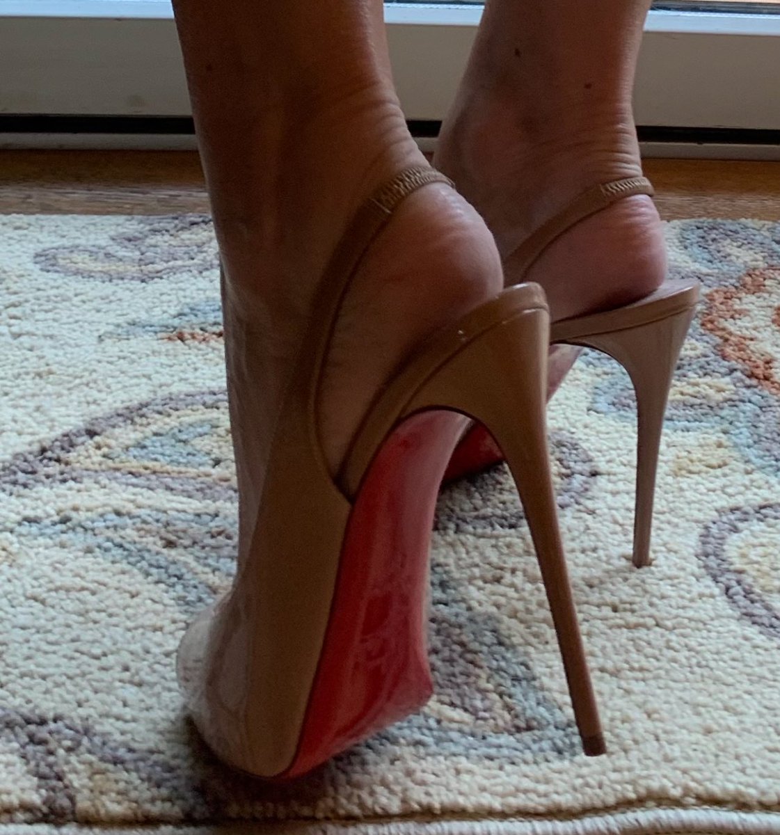 Highheelgirl8's tweet photo. Power Heel closeups💋👠
By request 💋👠 https://t.co/ayKJT9q8b6