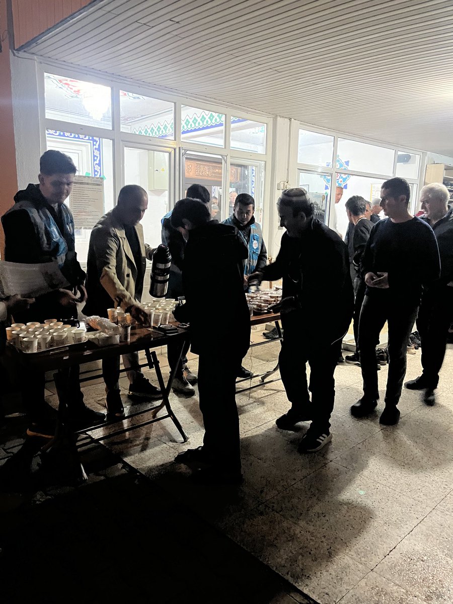 Teşkilatımız ile Merkez Mahallemizde Karşıyaka Camii’ndeydik. Teravih sonrası cemaatimizle saf tutup hasbihal ettik, ikramlarda bulunduk. <a href="/rasitosmanvural/">Raşit Osman Vural</a>