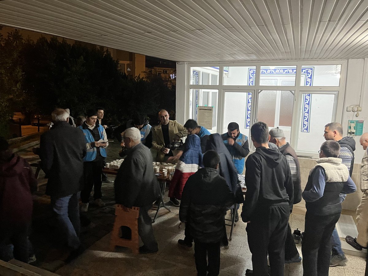 AkGenclkSerik's tweet photo. Teşkilatımız ile Merkez Mahallemizde Karşıyaka Camii’ndeydik. Teravih sonrası cemaatimizle saf tutup hasbihal ettik, ikramlarda bulunduk. @rasitosmanvural https://t.co/1hMpdwH4FI