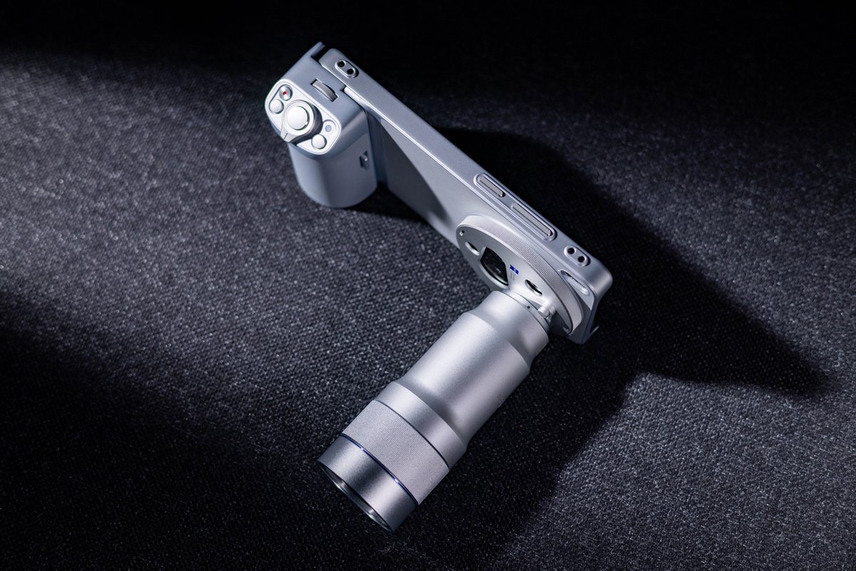 vivomobilemx's tweet photo. En MWC 2026, @Vivo_GLOBAL presentó X300 Ultra con el nuevo Teleobjetivo vivo ZEISS Gen 2 Ultra de 400 mm, llevando la fotografía móvil a otro nivel de alcance y precisión.
Sigue pendiente para conocer más sobre este lanzamiento.
#vivoX300Ultra #vivoSmartphone #MWC2026 https://t.co/arW73TAMvP