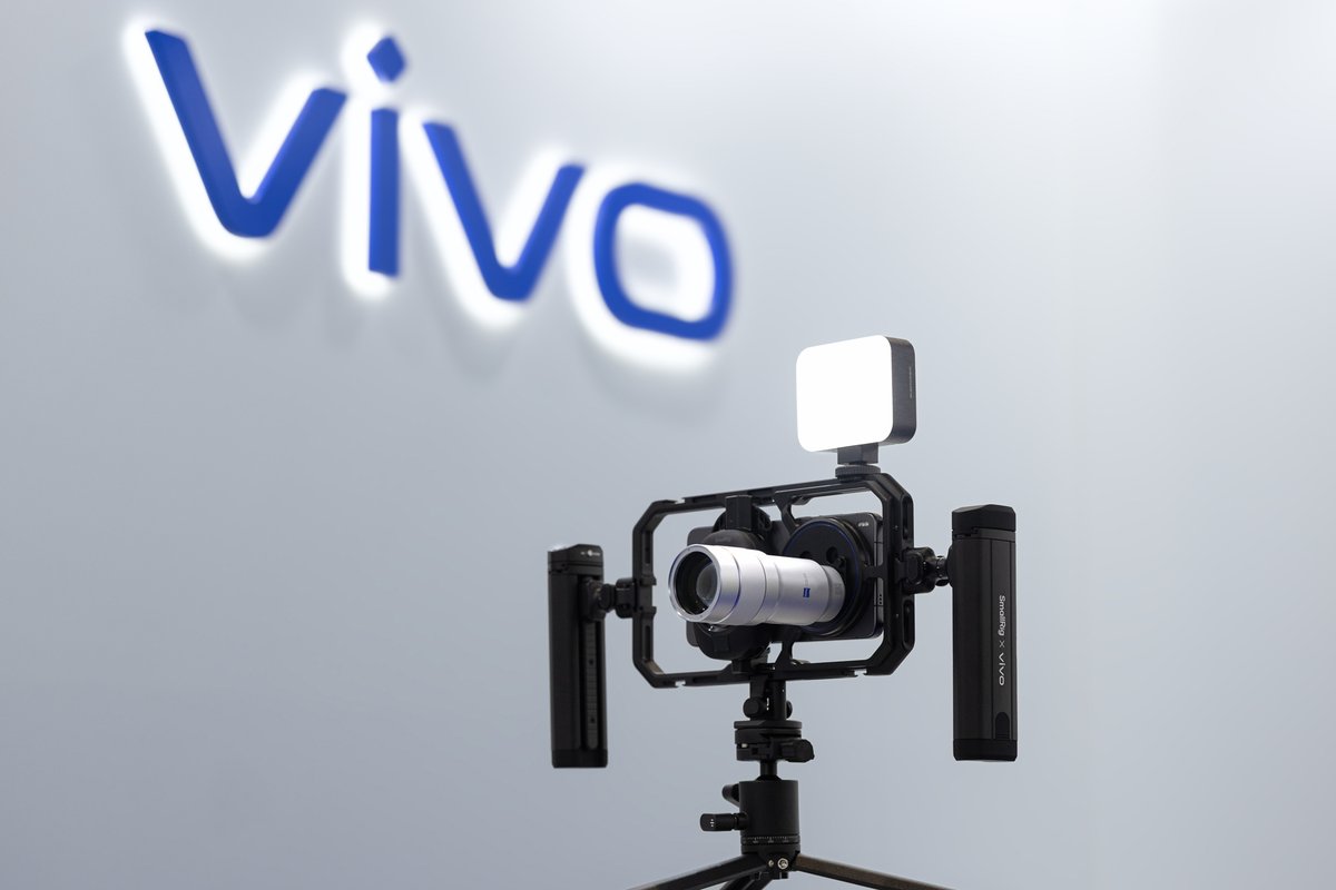 vivomobilemx's tweet photo. En MWC 2026, @Vivo_GLOBAL presentó X300 Ultra con el nuevo Teleobjetivo vivo ZEISS Gen 2 Ultra de 400 mm, llevando la fotografía móvil a otro nivel de alcance y precisión.
Sigue pendiente para conocer más sobre este lanzamiento.
#vivoX300Ultra #vivoSmartphone #MWC2026 https://t.co/arW73TAMvP