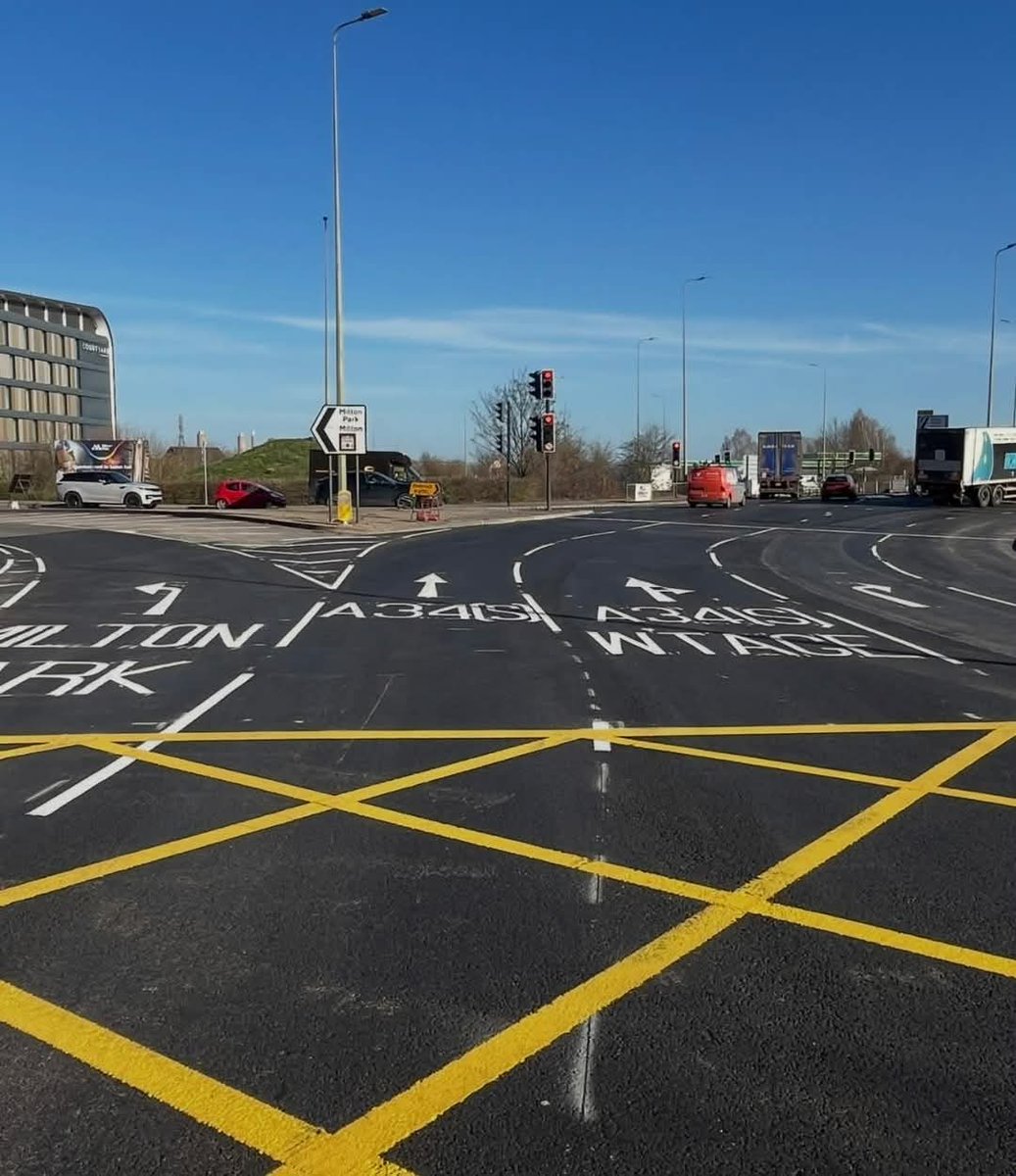 ArchaeoAnni's tweet photo. They've only gone and painted the wrong directions on the lanes...!

Seriously? @OxfordshireCC

Epic fail 🤦‍♀️🤦‍♀️🤦‍♀️🤦‍♀️
📸Jim Bob on facebook

 #MiltonInterchange  #Didcot @BBCOxford https://t.co/itCuqPTiZI