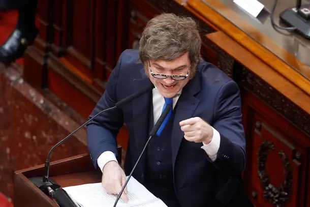 Anoche me avergoncé como argentino que semejante  desquiciado y violento mancille la investidura presidencial y la del Congreso. 42 años de sistema democrático no pueden terminar así ...