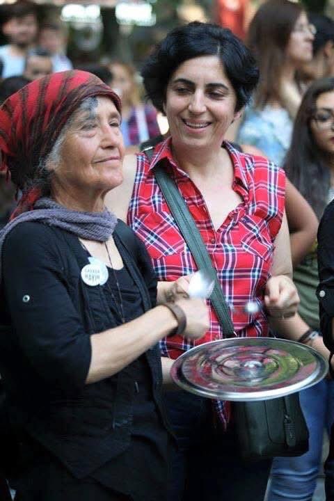 Yüksel Caddesinin her santimetre karesinde  dünyanın bütün zalimlerine kafa tutan, eylemden eyleme koşturan Perihan Abla'nın hatırası var. 

Yüksel Caddesi eylemlerinin simge yüzü Perihan Abla'yı ölümünün 5. yıldönümünde Facebook'un karşıma çıkardığı bu çok sevdiğim fotoğrafla,