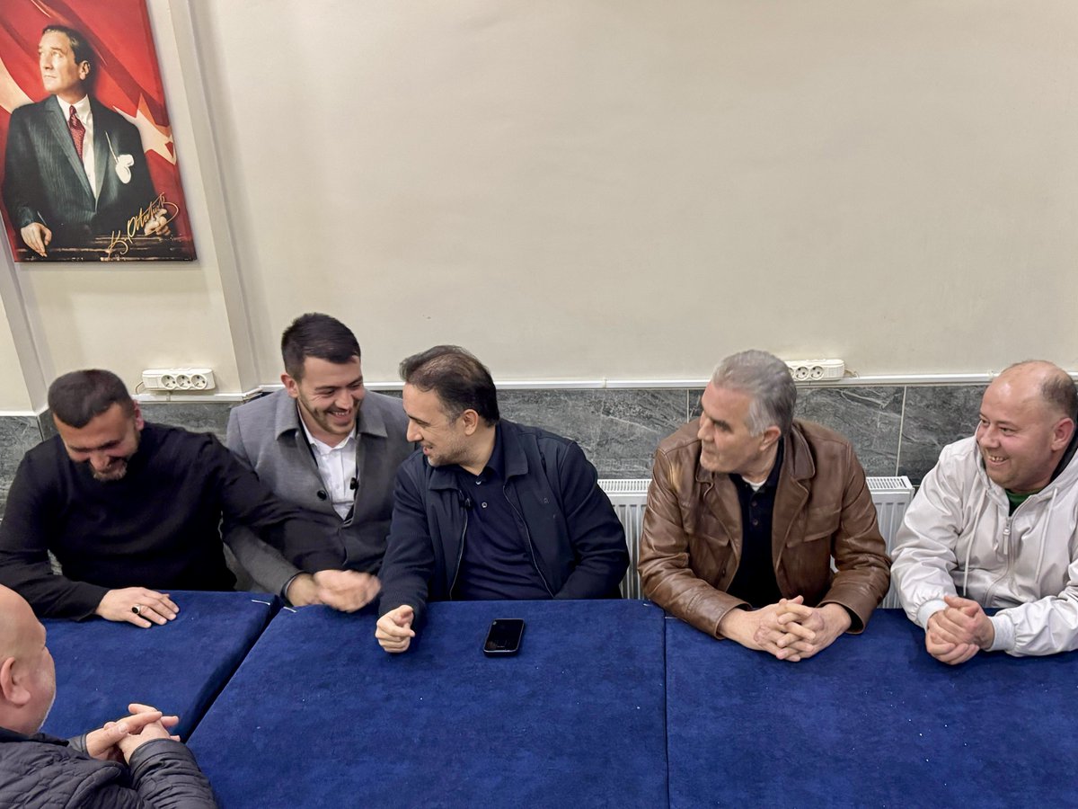BaybaturMurat's tweet photo. İftar sonrası Malta kahvelerinde hemşehrilerimizle bir araya geldik.

Sohbet ettik, dinledik, not aldık. 

Bizim siyaset anlayışımız masa başında değil; milletin arasında, çayın buharında, samimi muhabbetin tam ortasında şekillenir�� https://t.co/lLdOCTiei4