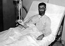 En junio de 1981, el entonces candidato presidencial Ali Khamenei fue herido tras pronunciar un discurso durante en una mezquita de Teherán.   Una bomba colocada en la grabadora que tenía delante explotó,  dañándole el brazo, las cuerdas vocales y los pulmones.