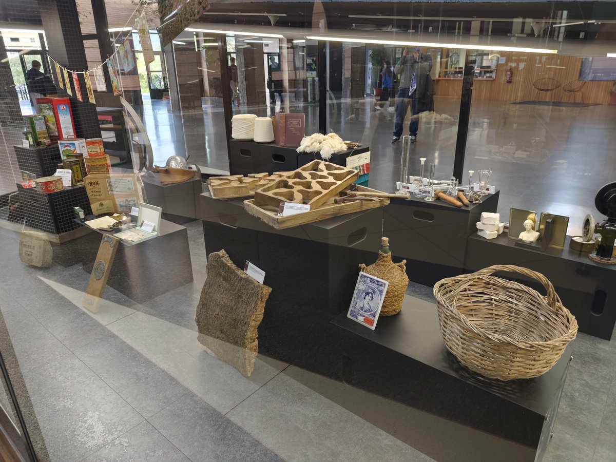 Apidma's tweet photo. 🏭Desde el pasado viernes, una versión reducida de nuestra exposición "Máquinas para enseñar" se exhibe en el hall y la sala violeta de @Educacion_UMA hasta el 11 de marzo. Aprovechamos para daros las gracias por la buena acogida que han tenido nuestros últimos actos. https://t.co/Ev8z5WlRIm