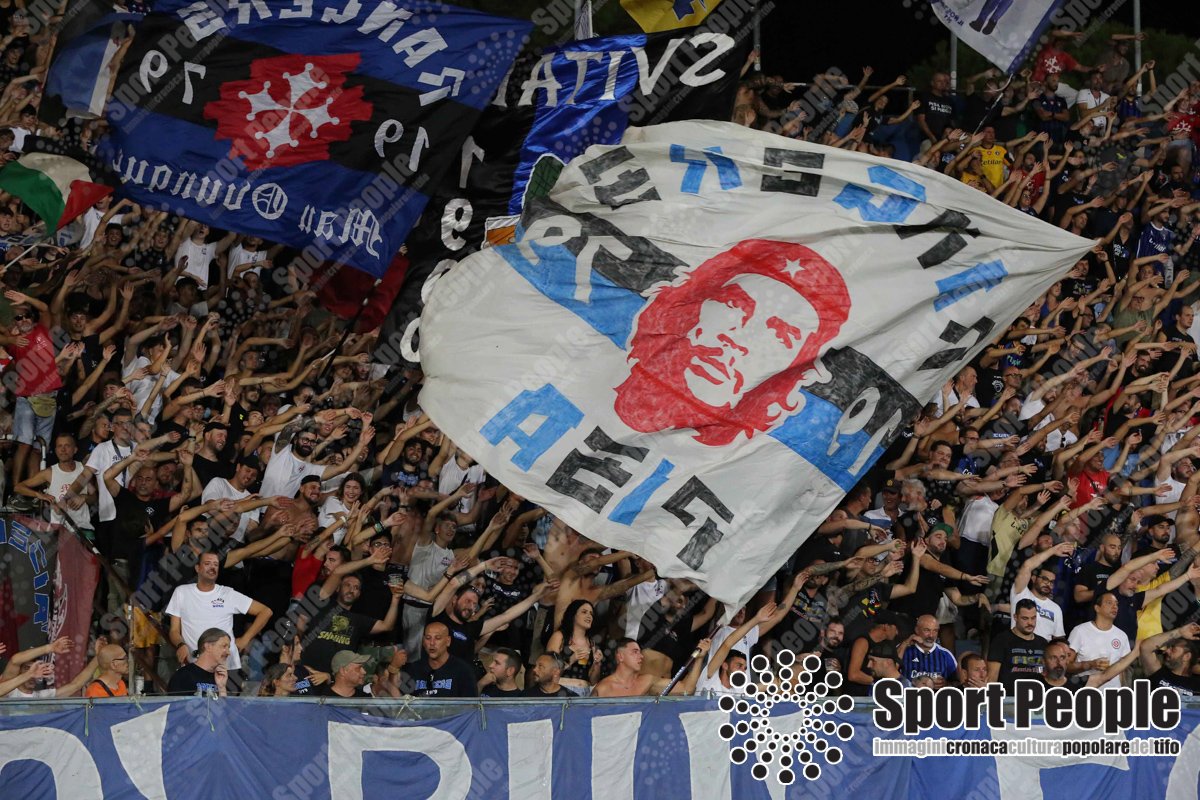 ultras_antifaa's tweet image. #Italy - Che Guevara flags in the Pisa SC stands.