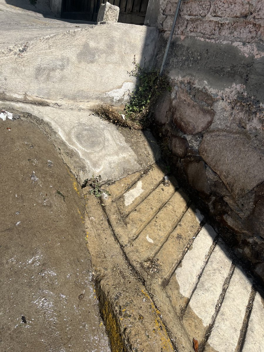 efectosummer's tweet photo. Cada día se hace más grande la fuga, del diario llega el agua y del diario se van litros y litros de agua. El reporte se levantó desde 18 de febrero y parece que a nadie le interesa… 
@locatel_mx @TuAlcaldiaGAM @ClaraBrugadaM @C5_CDMX @UCS_GCDMX https://t.co/InYFY7DGYT
