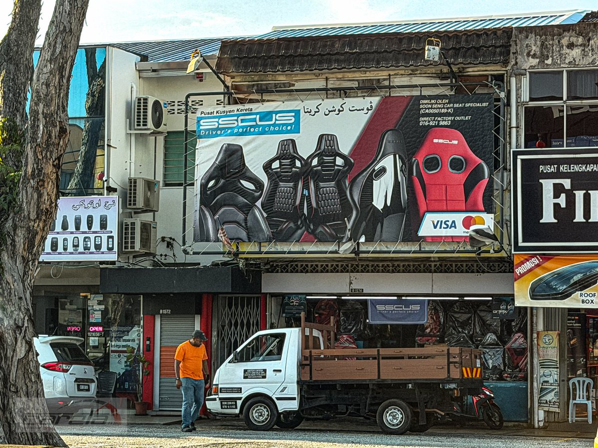 HezeriSamsuri's tweet photo. Sapa yang kenal seat kereta jenama SSCUS, ni la antara tempat permulaan dia.

Kedai abang dia di Kuantan di mana kaki kereta tahun 90-an buat port cari barang half cut.

Adik dia lepas tu start buat seat kereta, sampai sekarang. Mula-mula, kilang dia dalam deretan rumah kedai di Semambu.

Sekarang, kilang besor di Indera Mahkota.

Sscus punya font, dia tiru Porsche, dan job paling besar, dia supply seat untuk satu tuner famous di Jepun.

Sampai sekarang Sscus supply seat untuk tuner-tuner kereta di Eropah.

Aku cover sejarah company ni zaman aku kerja kat NST lagi.