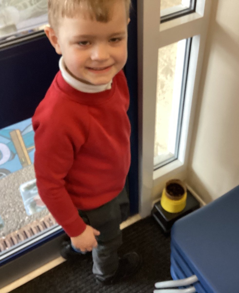 The Shining Stars have set up a cress seed experiment!❤️
The children put soil and cress seeds in 2 identical watered pots. One pot was covered in card and placed in a cupboard and the other pot was placed by a window. The children will be checking each pot after a few days.🌟