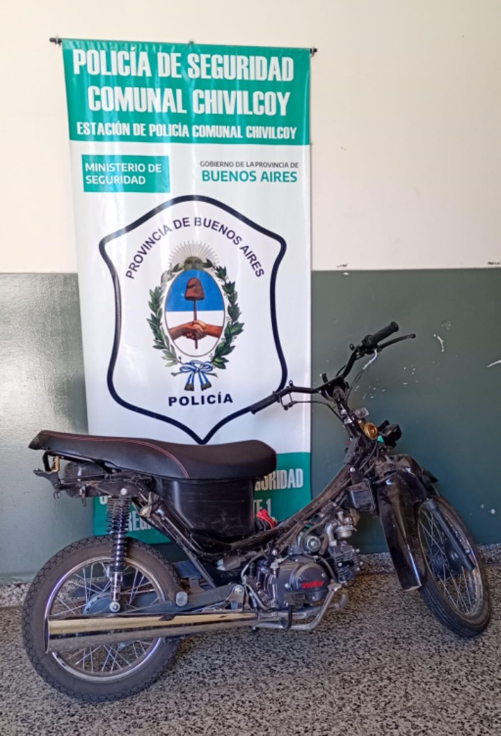 La Policía Comunal recupera una moto sustraída y detiene a un menor <a href="/BritosGuillermo/">Guillermo Britos</a> <a href="/seguridadch/">Secretaría de Seguridad Chivilcoy</a> facebook.com/share/1BiyeKNM…
