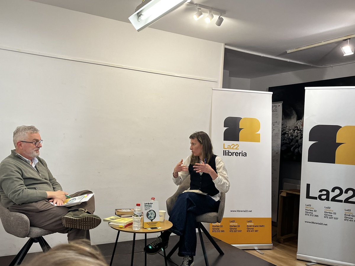 tereturi's tweet photo. Presentació a la @Llibreria22 de #Girona de“Desafiant l’invisible” de Laia Brufau @icscat amb @XevialdeMed Històries increibles de grans amenaces sanitàries i com s’han resolt a nivell científic i de comunicació. Donaria per fer una sèrie! https://t.co/Kh50zdFwAZ