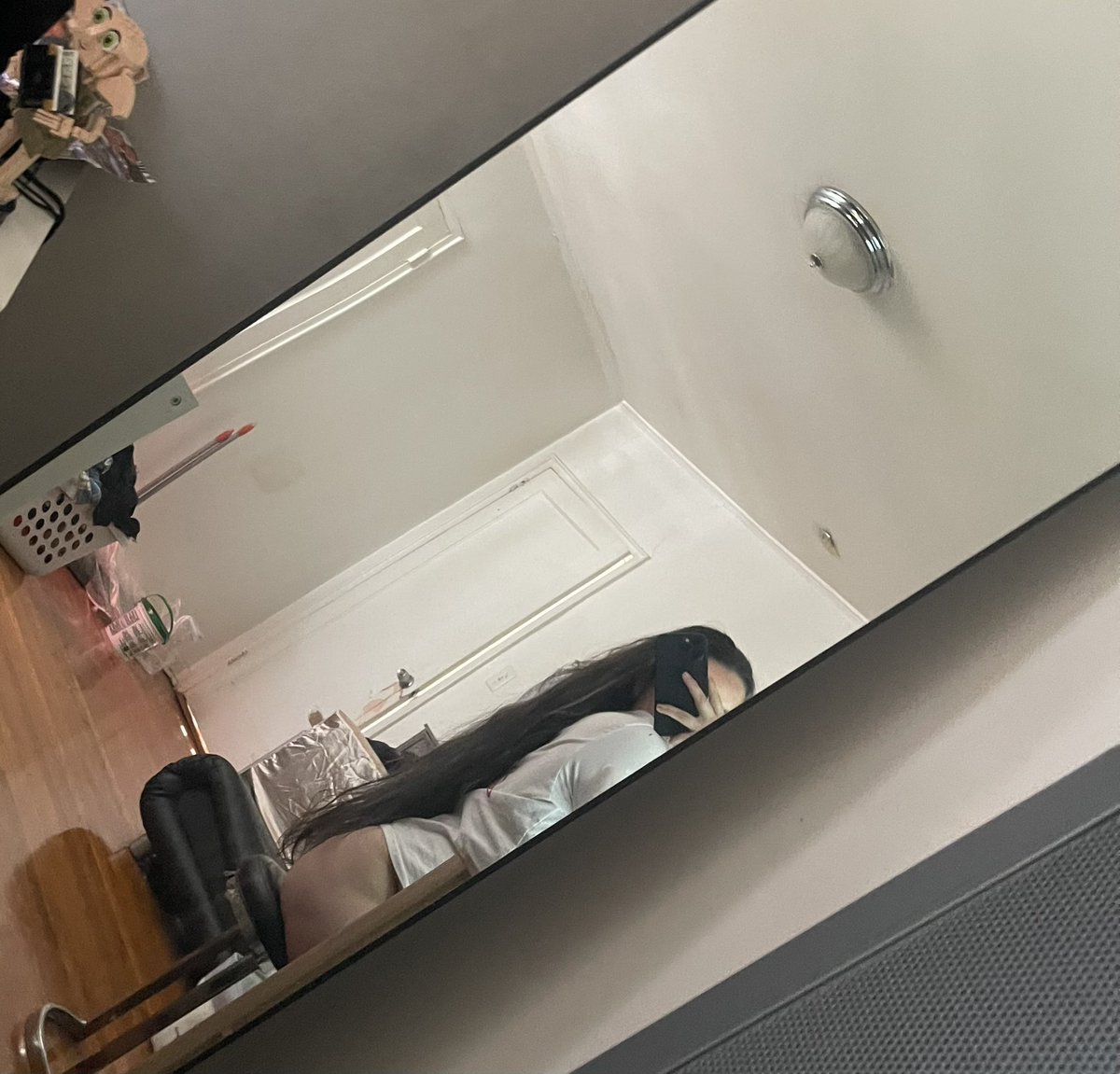 Emilymil18's tweet photo. Bet you wish the mirror was you 😘 https://t.co/tre2fWxWJe https://t.co/hDur6KyLZE