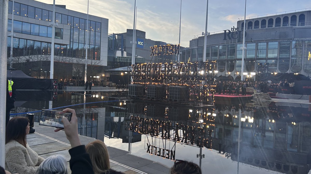 Samwellbroon's tweet photo. Cillian Murphy giving a wave at Peakly Blinders: The Immortal Man premiere 😆👌🏼👋 https://t.co/ezMhIMexjv
