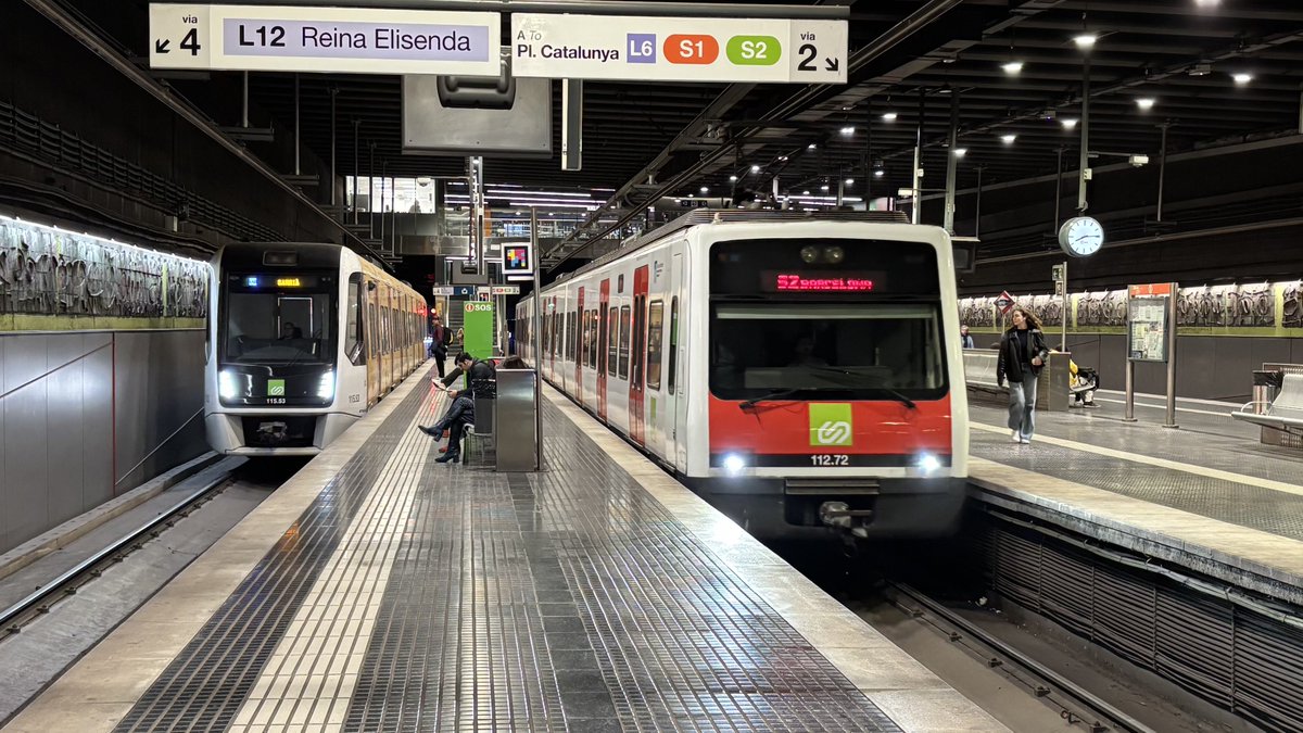 pilotaipunt's tweet photo. Mentres a ⁦@FGC⁩ els trens entren i surten de 2 en 2 a les estacions, a ⁦@rodalies⁩ ni entran, ni surten…🤷🏻‍♂️
⁦@Renfe⁩ no val per res. https://t.co/ZSr2H96CHw