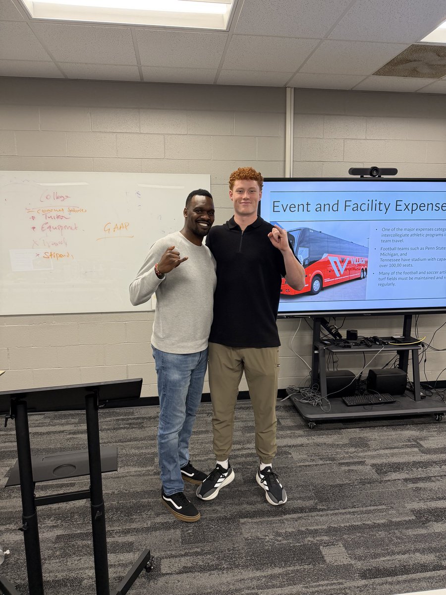sam_hull17's tweet photo. Dress for success https://t.co/iDZLMg1Ob0