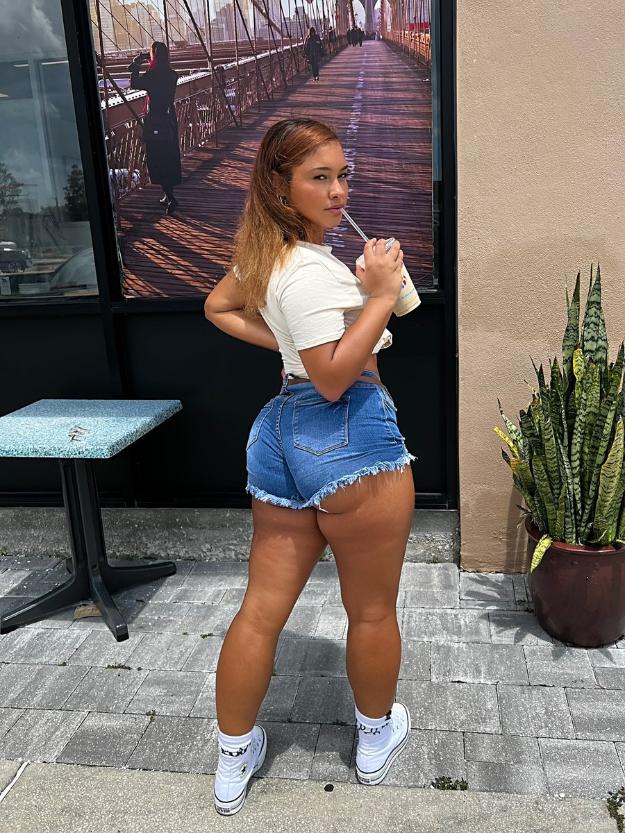 raeging_'s tweet photo. coffee, tea, or me? https://t.co/DajHvxjRIQ