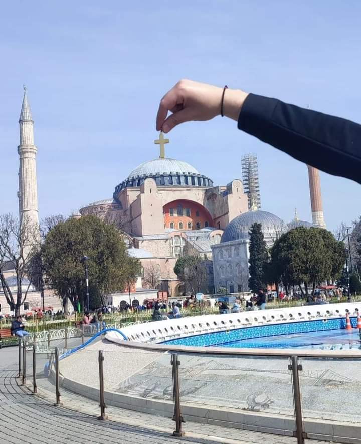 μαντω μαυρογενους tweet media