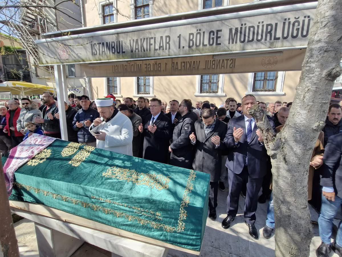 Sarıyer Merkez Mahallesi sakinlerimizden; Sarıyer Belediyesi Destek Hizmetleri Müdürümüz Mehmet Büyükdurmuş’un ve İlçe Örgüt ve Örgütlenme Sorumlumuz Serkan Büyükdurmuş’un yengesi Tülün Büyükdurmuş’un cenaze törenine katılarak son görevimizi yerine getirdik. Allah rahmet eylesin