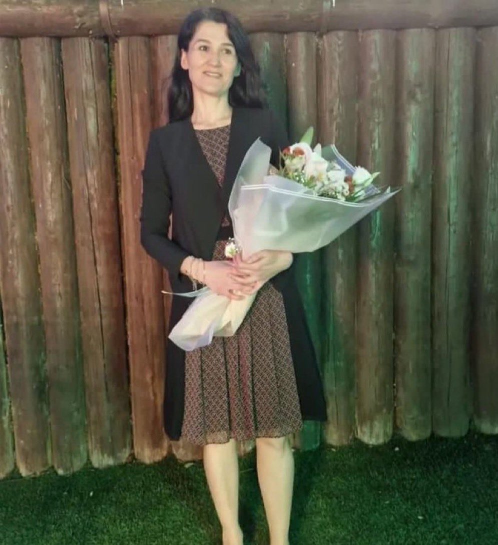 Bir psikiyatrist olarak bu kadının tek bir Allah’ın kuluna zararı olmadığına eminim.
Bu masum öğretmene nasıl kıydınız? 
Günden güne şiddeti artan ve Doktorlar gibi öğretmenlerimize de yönelen bu çirkin şiddet salgınını durduralım artık.