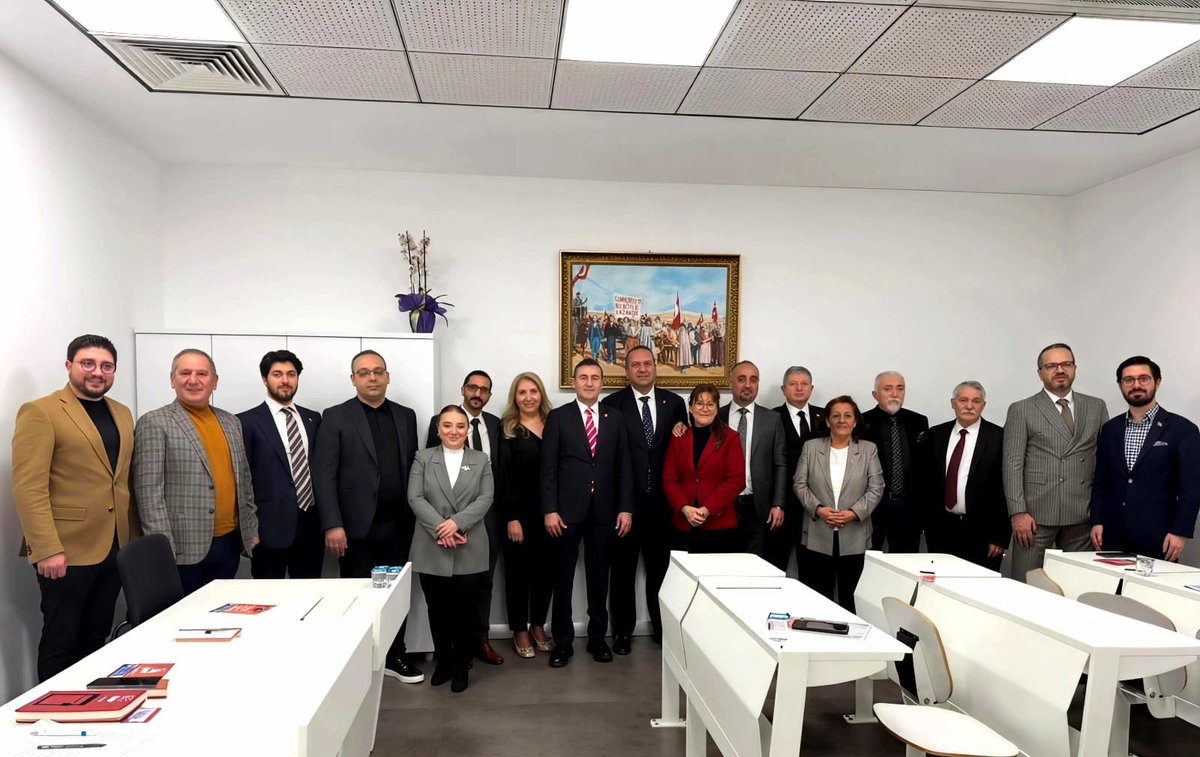 Sarıyer Belediye meclis grubuna ziyarette bulundum.
Sarıyer’i uzlaşı ve dayanışma içinde birlikte yönetiyoruz. Alınan kararların Sarıyer’imize ve komşularımıza hayırlı olmasını temenni ediyorum.