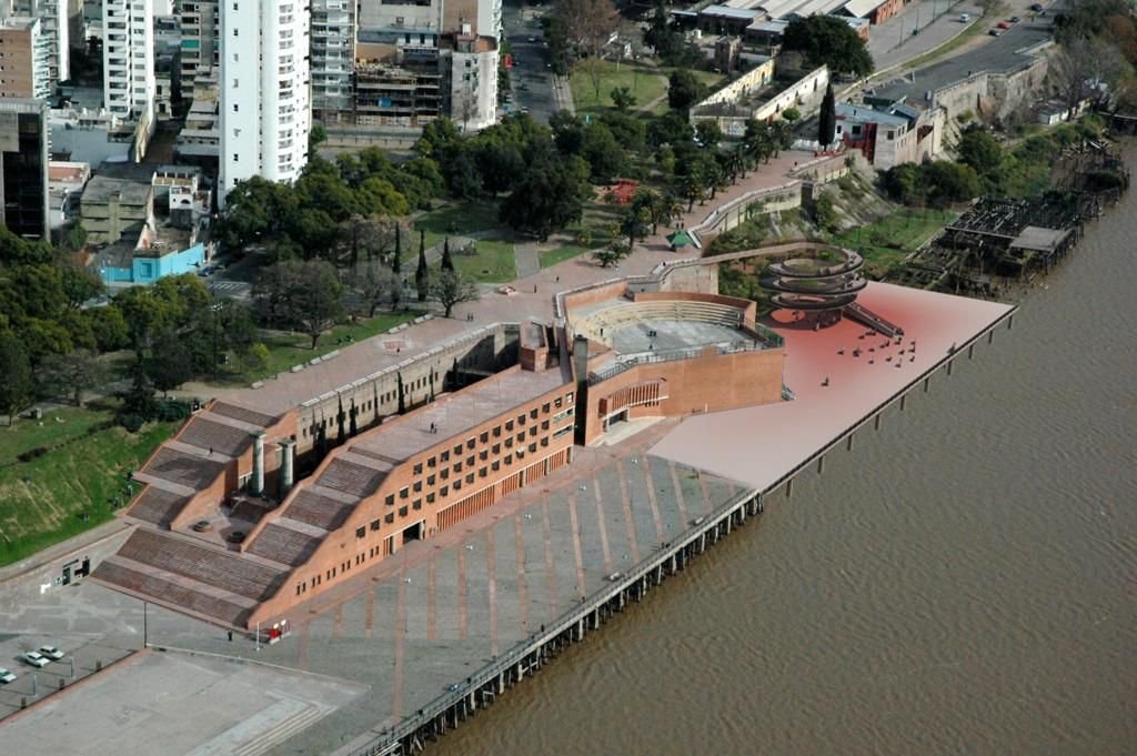 Genuinamente no entiendo que cree la gestión que la gente va o puede ir a hacer a una explanada de doscientos metros sin pasto, comercios alrededor o aunque sea suelo liso para patinar (por pensar en algo). ¿Para qué querríamos los rosarinos ir a ese lugar en específico?