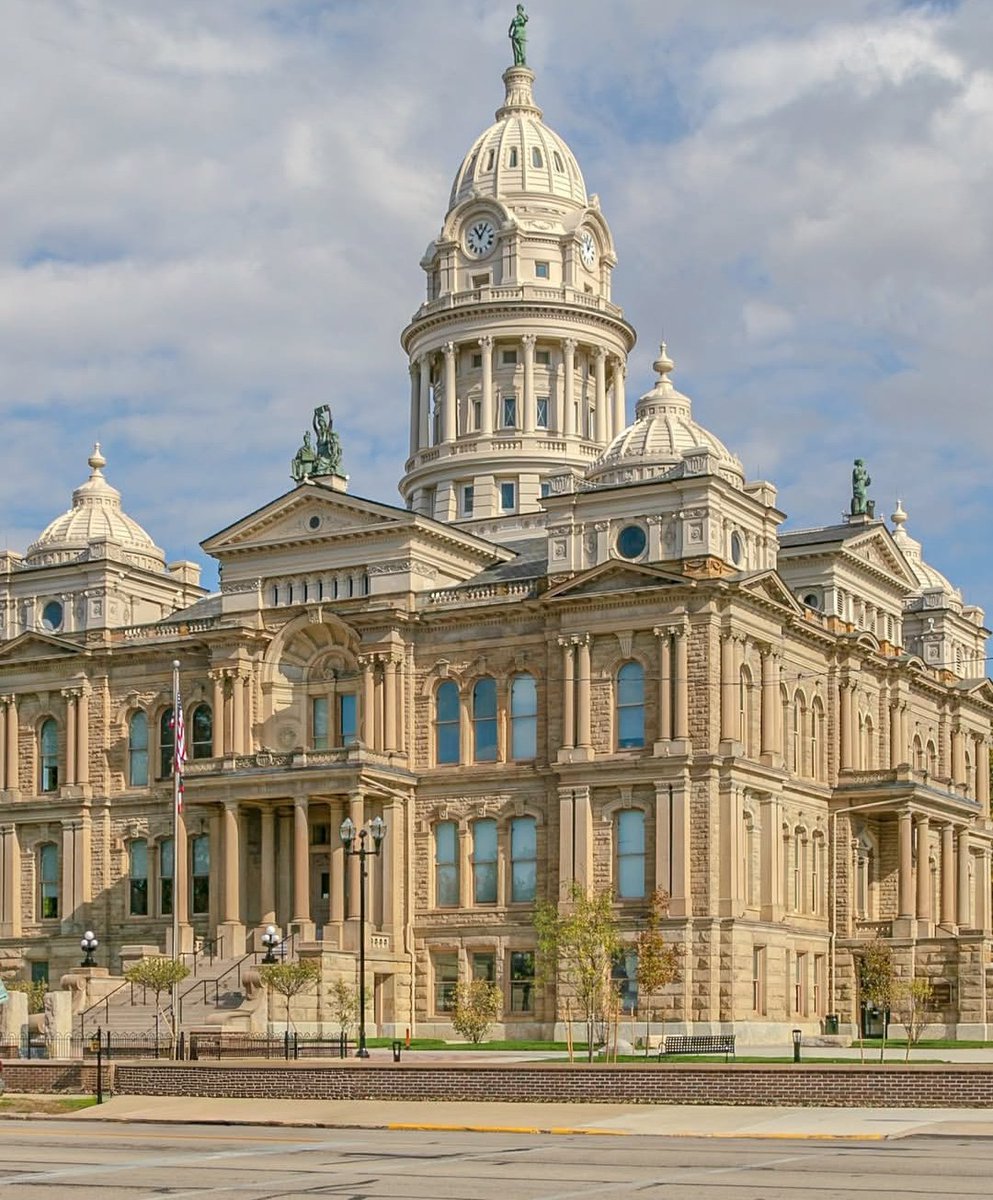 Day 61/365 of posting Classical Architecture until someone becomes inspired by this balanced, elegant, and timeless masterpiece.

(Ohio County Courthouses)