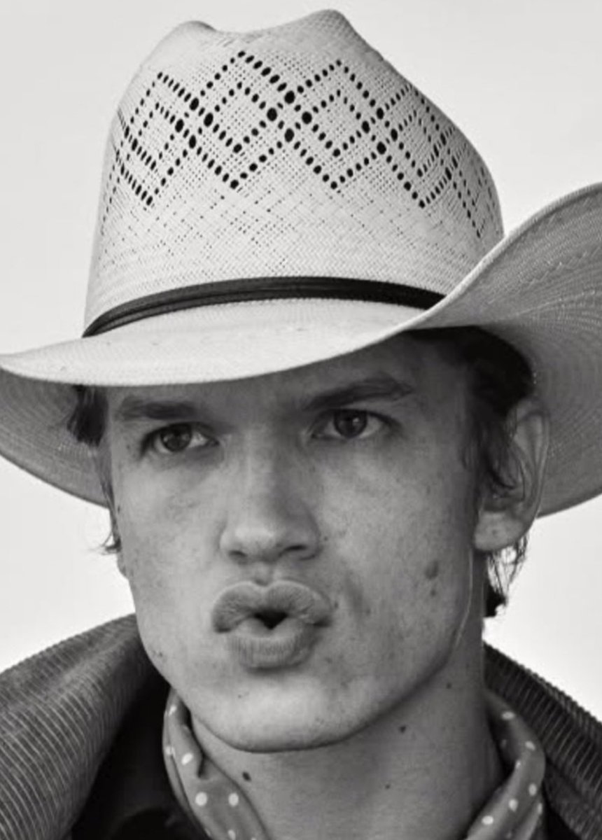 storriecrazed's tweet photo. Texas boy        vs       Slavic boy https://t.co/aRiKNPtKBE