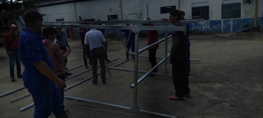 CNCTVGranma's tweet photo. En la UEB Eléctrica Manzanillo, se realiza el montaje de los Paneles Solares Fotovoltaicos, en entidades como BANDEC y el SIUM, con el objetivo de darle continuidad a servicios básicos, que son vitales para nuestra población.
#GranmaSolar 
#ProvinciaGranma https://t.co/bqqpKbGuTk