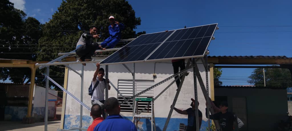 CNCTVGranma's tweet photo. En la UEB Eléctrica Manzanillo, se realiza el montaje de los Paneles Solares Fotovoltaicos, en entidades como BANDEC y el SIUM, con el objetivo de darle continuidad a servicios básicos, que son vitales para nuestra población.
#GranmaSolar 
#ProvinciaGranma https://t.co/bqqpKbGuTk