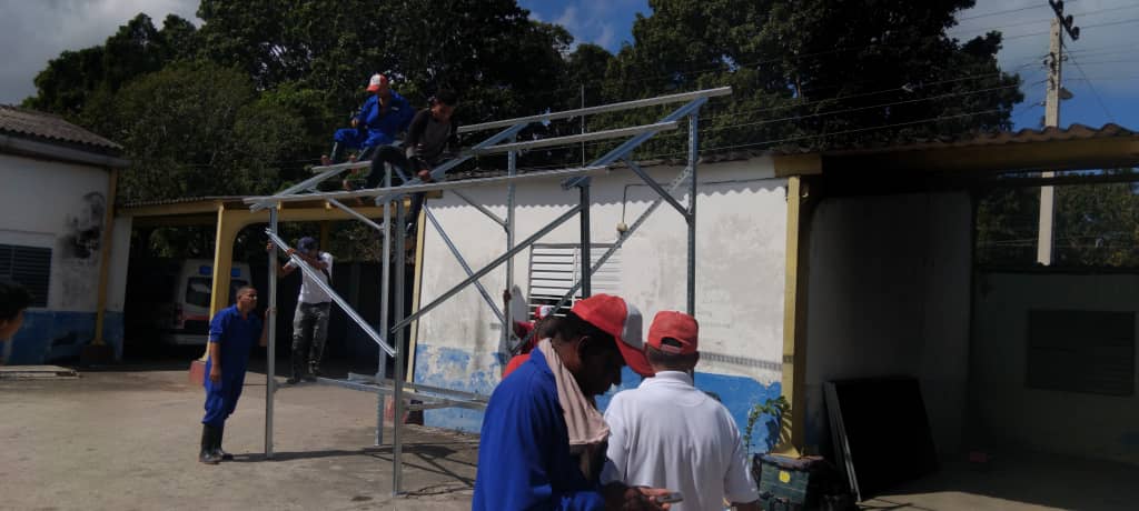 CNCTVGranma's tweet photo. En la UEB Eléctrica Manzanillo, se realiza el montaje de los Paneles Solares Fotovoltaicos, en entidades como BANDEC y el SIUM, con el objetivo de darle continuidad a servicios básicos, que son vitales para nuestra población.
#GranmaSolar 
#ProvinciaGranma https://t.co/bqqpKbGuTk