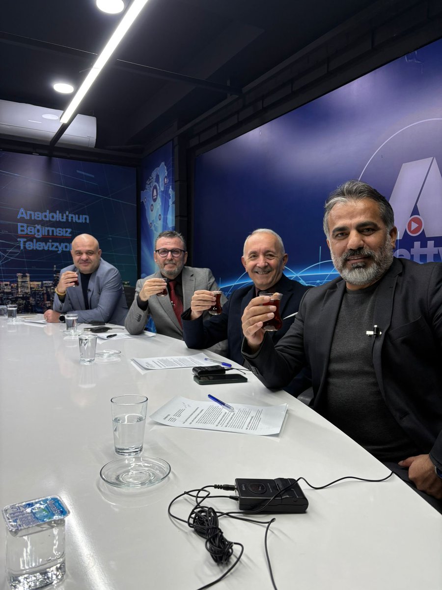 mtursun38's tweet photo. Anadolu Net Tv’de yayın öncesi Pazartesi klasiğimiz 😊

@anadolunettv @mkosedag @kemalgonen 

#kayseri #SONDAKİKA #anadolunettv #gündemözel https://t.co/VO9euERfag