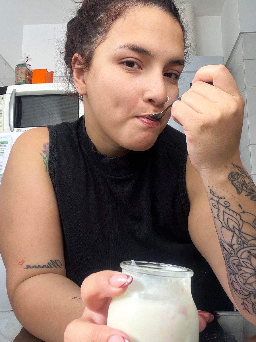 BellaaTwink's tweet photo. licking the spoon slow.. u thinking abt something else? loll https://t.co/oAEaViYbkH