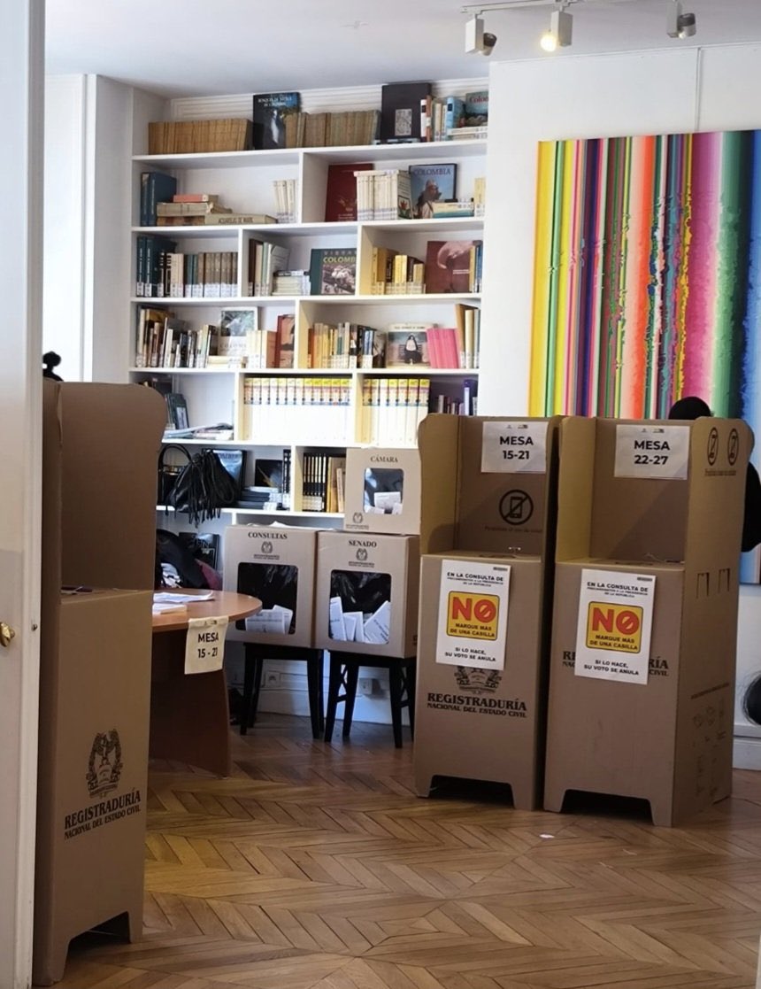 ALERTA: el Registrador Hernán Penagos debe responder por qué en los puestos de votación en el exterior se está obligando a poner este cartel que claramente induce a la votación en las Consultas, tal como lo denuncia el <a href="/NodoMexico_CH/">ColombiaHumanaMexico</a>. Una irregularidad a todas luces.